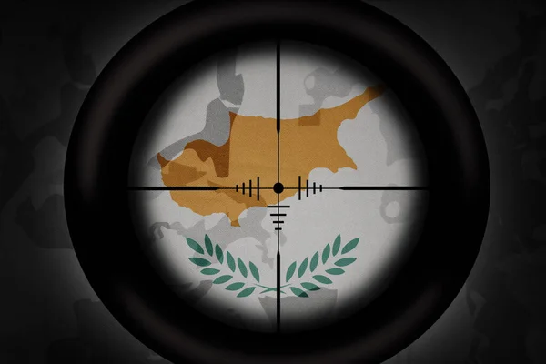 Scharfschützen Zielen Auf Die Zyprische Nationalflagge Auf Dem Khakifarbenen Hintergrund — Stockfoto