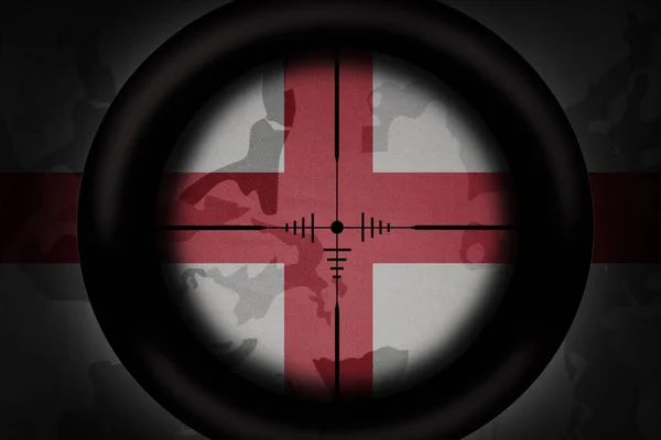 Scharfschützen Zielen Auf Die Nationalflagge Englands Auf Dem Khakifarbenen Hintergrund — Stockfoto