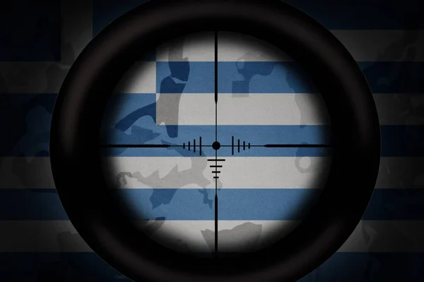狙击手瞄准镜瞄准卡其布质感背景上的希腊国旗 军事概念 3D说明 — 图库照片