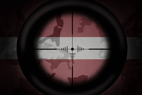 狙击手瞄准镜瞄准卡其布质感背景上的拉塔维亚国旗 军事概念 3D说明 — 图库照片
