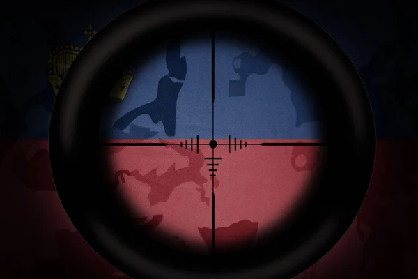 狙击步枪瞄准镜瞄准卡其布质感背景上的国旗 军事概念 3D说明 — 图库照片