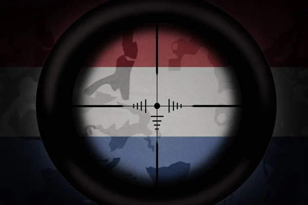 カーキテクスチャの背景にあるオランダ国旗を狙った狙撃手のスコープ 軍の概念だ 3Dイラスト — ストック写真