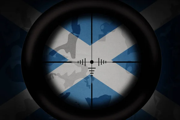 Âmbito Sniper Destinado Bandeira Nacional Escócia Sobre Fundo Textura Cáqui — Fotografia de Stock