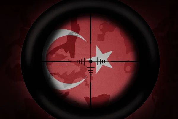 カーキテクスチャの背景にトルコの国旗を狙った狙撃手のスコープ 軍の概念だ 3Dイラスト — ストック写真