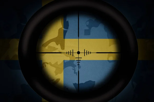 Krypskytte Omfattning Som Syftar Till Nationell Flagga För Sverige Khaki — Stockfoto