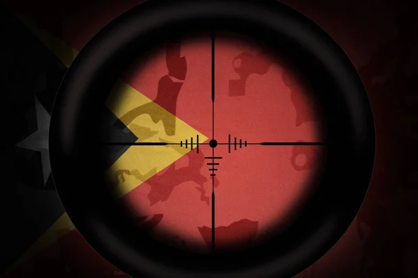 Âmbito Sniper Destinado Bandeira Nacional Timor Leste Sobre Fundo Textura — Fotografia de Stock