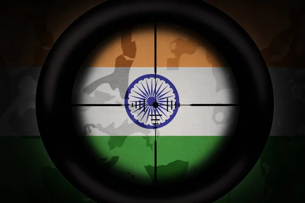Âmbito Sniper Destinado Bandeira Nacional Índia Sobre Fundo Textura Cáqui — Fotografia de Stock