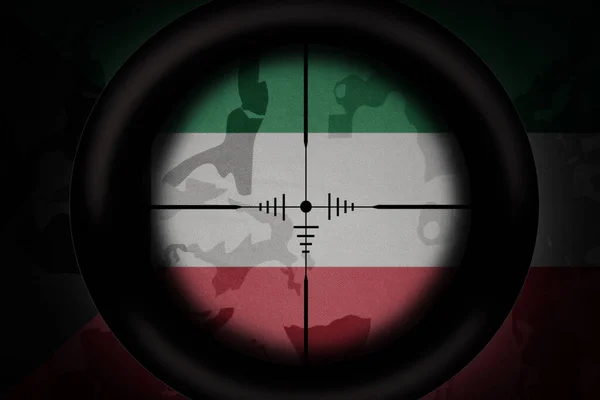 Scharfschützen Zielen Auf Die Nationalflagge Kuwaits Auf Dem Khakifarbenen Hintergrund — Stockfoto