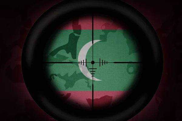 Rozsah Odstřelovačů Zaměřený Státní Vlajku Malediv Pozadí Khaki Textury Vojenský — Stock fotografie