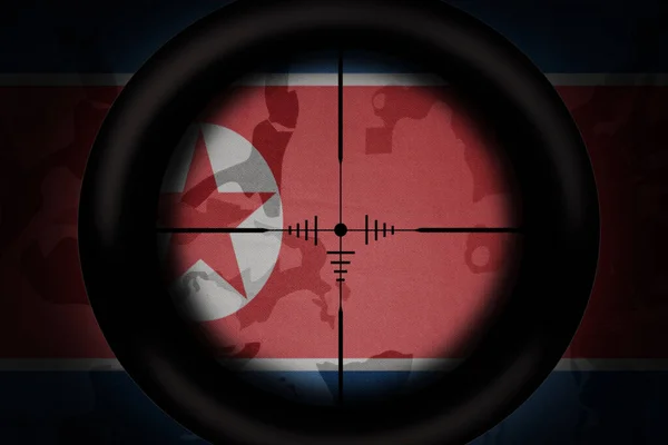狙击手瞄准镜瞄准了卡其布质感背景上的朝鲜国旗 军事概念 3D说明 — 图库照片