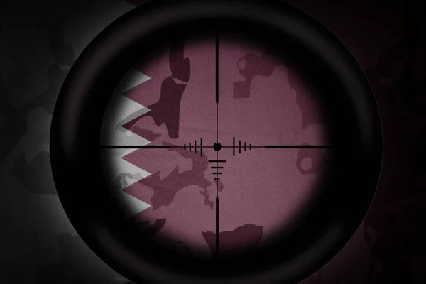 Âmbito Sniper Destinado Bandeira Nacional Qatar Sobre Fundo Textura Cáqui — Fotografia de Stock