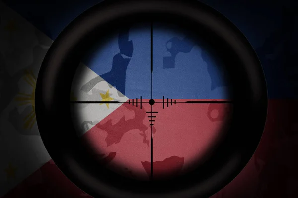 カーキテクスチャの背景にフィリピンの国旗を狙った狙撃手のスコープ 軍の概念だ 3Dイラスト — ストック写真