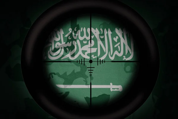 カーキテクスチャの背景にあるサウジアラビアの国旗を狙った狙撃手のスコープ 軍の概念だ 3Dイラスト — ストック写真