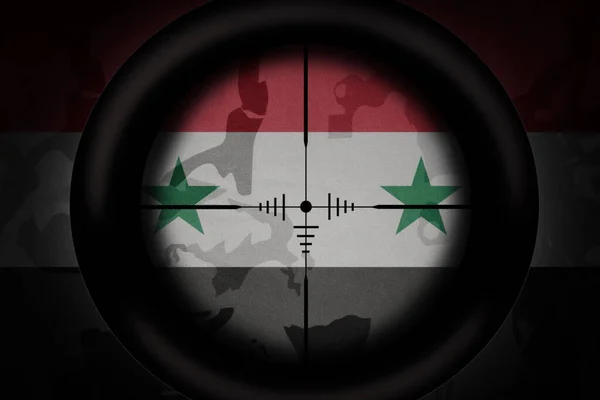 カーキテクスチャの背景にシリアの国旗を狙った狙撃スコープ 軍の概念だ 3Dイラスト — ストック写真