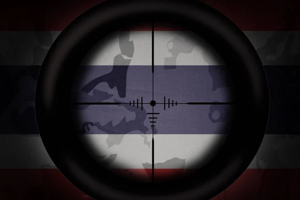 狙击手瞄准镜瞄准的是卡其布纹理背景上的国家冰雹旗 军事概念 3D说明 — 图库照片