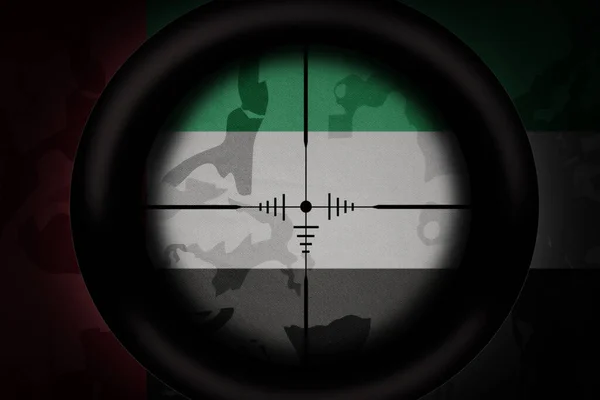 狙击手瞄准镜瞄准卡其布纹理背景上的统一阿拉伯酋长国国旗 军事概念 3D说明 — 图库照片