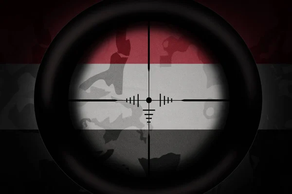 Âmbito Sniper Destinado Bandeira Nacional Iêmen Sobre Fundo Textura Cáqui — Fotografia de Stock