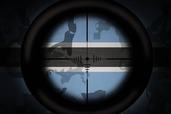 狙击手瞄准镜瞄准卡其布质感背景上的博茨瓦纳国旗 军事概念 3D说明 — 图库照片