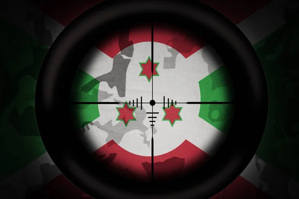 Âmbito Sniper Destinado Bandeira Nacional Burundi Sobre Fundo Textura Cáqui — Fotografia de Stock
