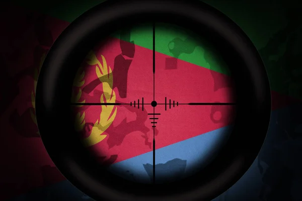 カーキテクスチャの背景にあるエリトリアの国旗を狙った狙撃手のスコープ 軍の概念だ 3Dイラスト — ストック写真