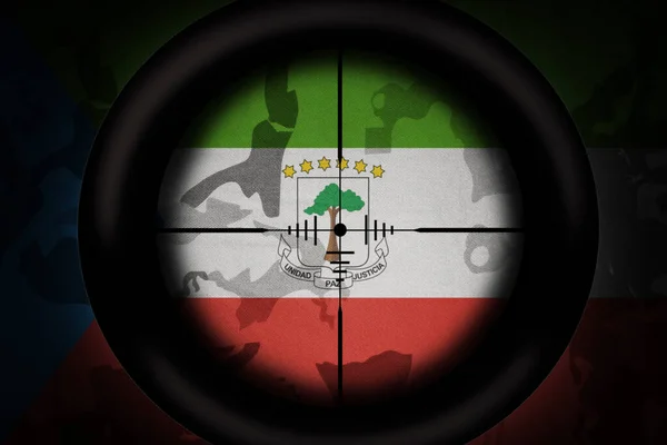 Scharfschützen Zielen Auf Die Nationalflagge Äquatorialguineas Auf Dem Khakifarbenen Hintergrund — Stockfoto