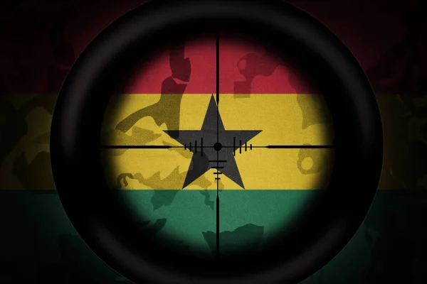 カーキテクスチャの背景にガーナの国旗を狙った狙撃スコープ 軍の概念だ 3Dイラスト — ストック写真