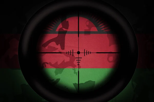 カーキテクスチャの背景にマラウィの国旗を狙った狙撃スコープ 軍の概念だ 3Dイラスト — ストック写真