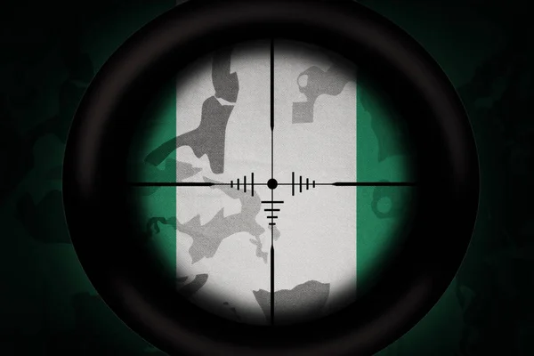 狙击手瞄准镜瞄准卡其布质感背景上的黑色国旗 军事概念 3D说明 — 图库照片