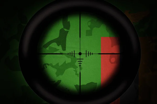 Âmbito Sniper Destinado Bandeira Nacional Zâmbia Sobre Fundo Textura Cáqui — Fotografia de Stock