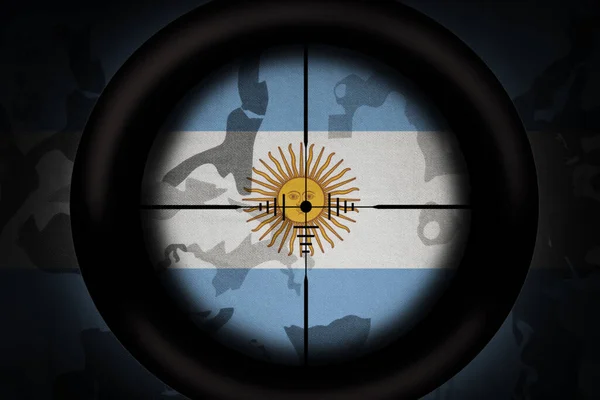 カーキテクスチャの背景にアルゼンチンの国旗を狙った狙撃手のスコープ 軍の概念だ 3Dイラスト — ストック写真