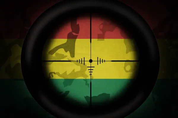 カーキテクスチャの背景にボリビアの国旗を狙った狙撃手のスコープ 軍の概念だ 3Dイラスト — ストック写真
