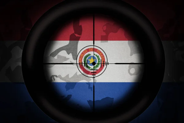 カーキテクスチャの背景にパラグアイの国旗を狙った狙撃スコープ 軍の概念だ 3Dイラスト — ストック写真