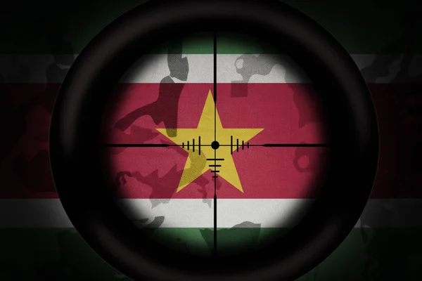 狙击手瞄准镜瞄准卡其布质感背景上的国旗 军事概念 3D说明 — 图库照片