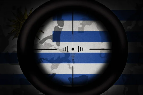 カーキテクスチャの背景にウルグアイの国旗を狙った狙撃手のスコープ 軍の概念だ 3Dイラスト — ストック写真