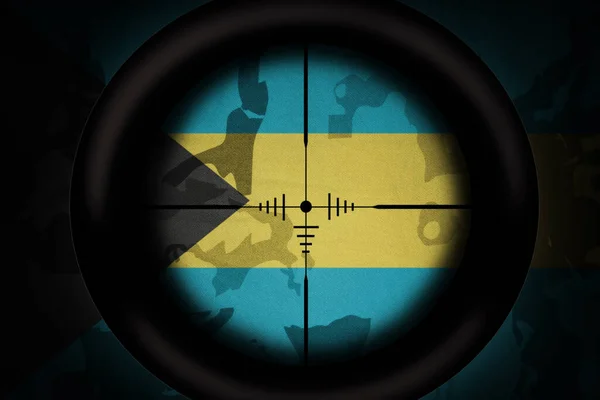狙击手瞄准镜瞄准卡其布质感背景上的巴哈马国旗 军事概念 3D说明 — 图库照片