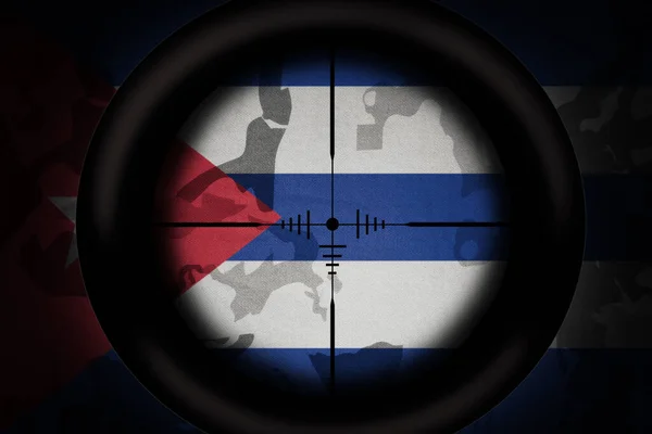 カーキテクスチャの背景にキューバの国旗を狙った狙撃スコープ 軍の概念だ 3Dイラスト — ストック写真
