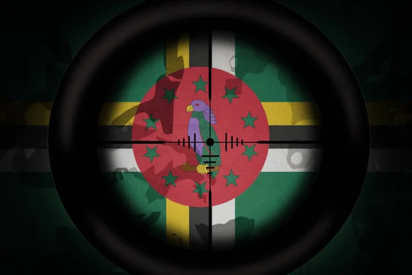 Âmbito Sniper Destinado Bandeira Nacional Dominica Sobre Fundo Textura Cáqui — Fotografia de Stock