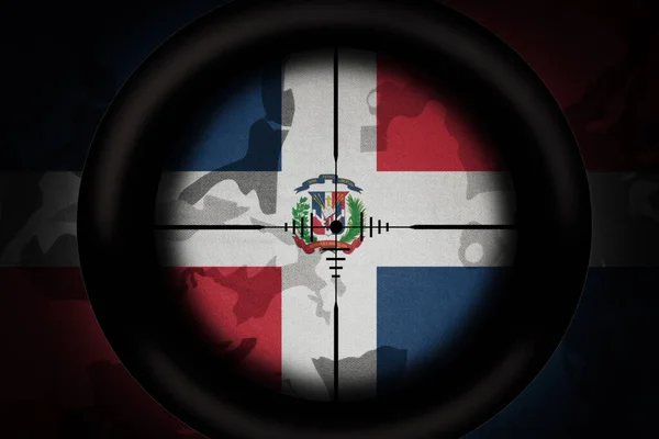 カキのテクスチャの背景にドミニカ共和国の国旗を狙った狙撃手のスコープ 軍の概念だ 3Dイラスト — ストック写真