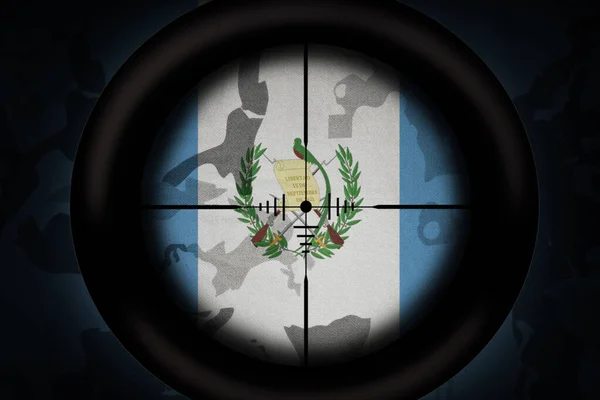 カキのテクスチャの背景にグアテマラの国旗を狙った狙撃手のスコープ 軍の概念だ 3Dイラスト — ストック写真