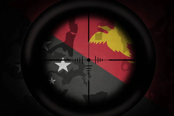 Keskin Nişancı Haki Desenli Arka Planda Papua Yeni Gine Bayrağını — Stok fotoğraf