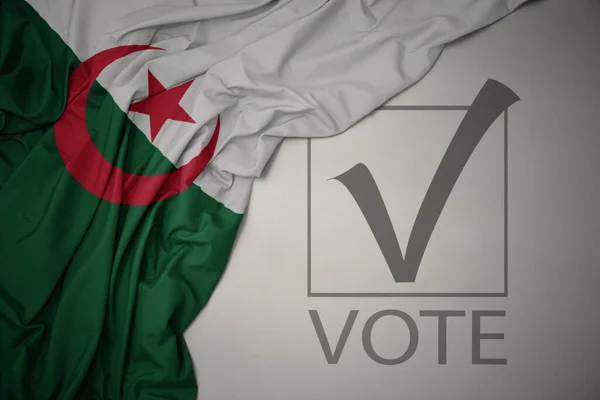Махаючи Барвистим Національним Прапором Алжиру Сірому Фоні Текстовим Голосуванням Концепція — стокове фото