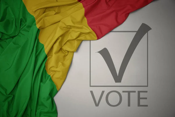 Machanie Barwną Flagą Narodową Maliego Szarym Tle Głosowaniem Tekstowym Koncepcja — Zdjęcie stockowe