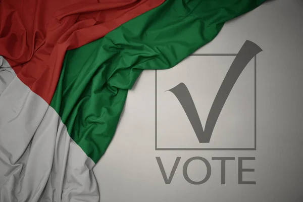Színes Nemzeti Zászlót Lobogtatva Madagaszkár Szürke Hátterében Szöveges Szavazással Választási — Stock Fotó