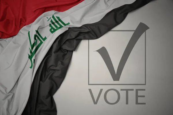 Irak Renkli Bayrağını Gri Bir Arka Planda Mesaj Oyuyla Sallıyordu — Stok fotoğraf