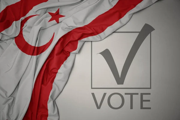 Махаючи Барвистим Національним Прапором Північного Кіпру Сірому Фоні Текстовим Голосуванням — стокове фото
