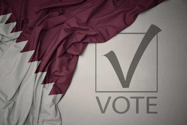 Machanie Kolorową Flagą Narodową Kataru Szarym Tle Głosowaniem Tekstowym Koncepcja — Zdjęcie stockowe