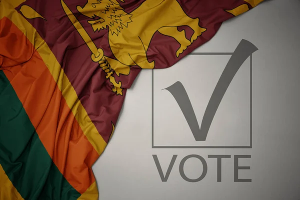 Махаючи Барвистим Національним Прапором Срі Ланки Сірому Фоні Текстовим Голосуванням — стокове фото