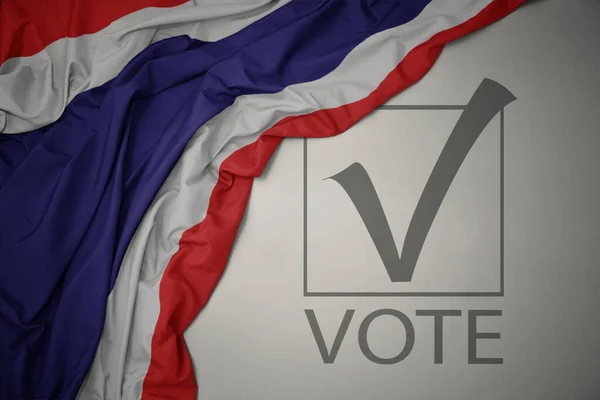 テキスト投票でタイのカラフルな国旗を灰色の背景に振っています 選挙の概念 3Dイラスト — ストック写真