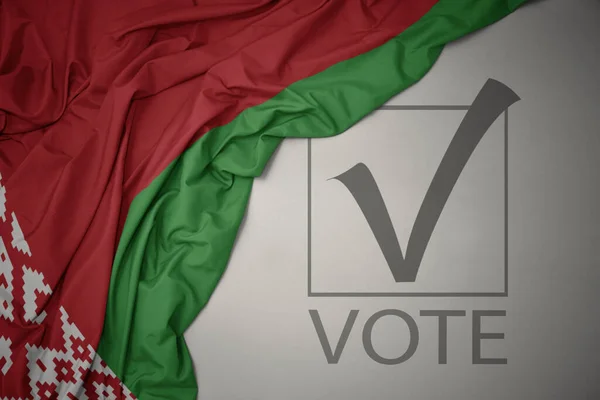 Махаючи Барвистим Національним Прапором Беларуса Сірому Фоні Текстовим Голосуванням Концепція — стокове фото