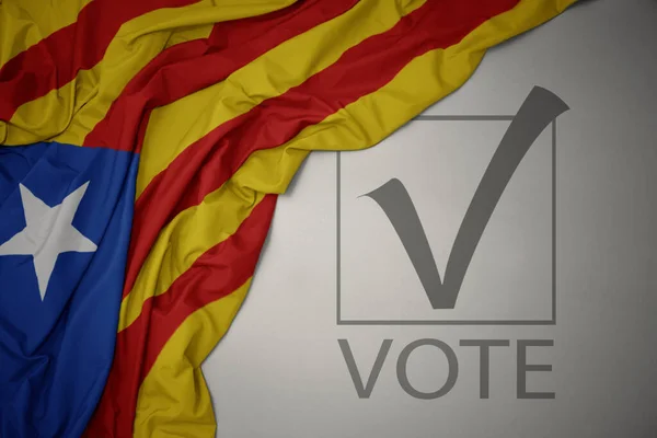 Machanie Kolorową Flagą Narodową Katalonii Szarym Tle Głosowaniem Tekstowym Koncepcja — Zdjęcie stockowe